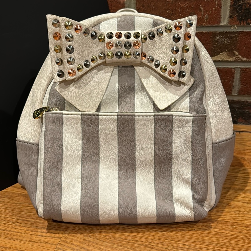 BETSEY JOHNSON XOX BETSEY STUDDED BOW  BACKPACK BEIGE AUTHENTIC Pre- Owned